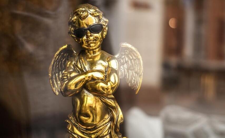 gold_cherub_statue
