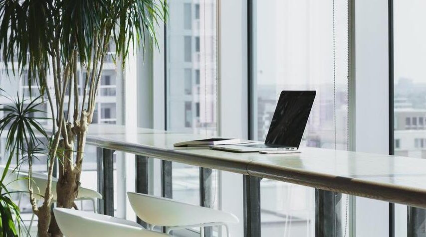 laptop_on_desk