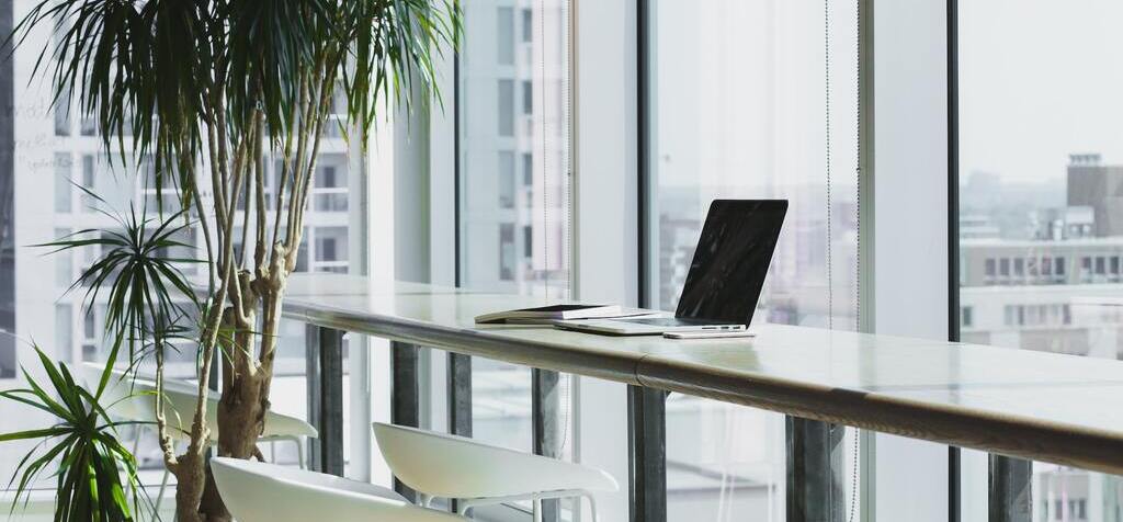 laptop_on_desk